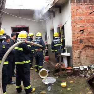 河南淮滨固城派出所扑救火灾抢出“定时炸弹”（图）