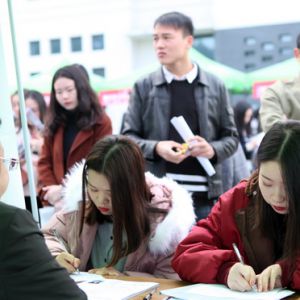校园“招兵买马”（图片新闻）