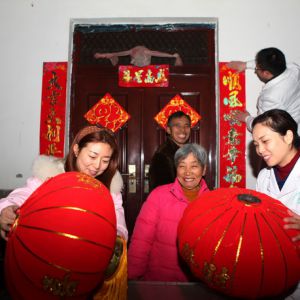 贴春联挂灯笼温暖困难群众（图片新闻）
