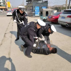 河南淮滨交警开展自我保护应急演练（图）