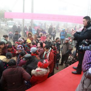 河南淮滨:喝粥赏梅听歌舞狮文化之乡让人醉（组图）