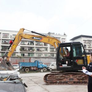 永川：183台大中小型汽车遭碾压（图片新闻）