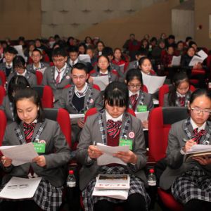 中学生走进政协全会 了解我国政党制度（图片新闻）