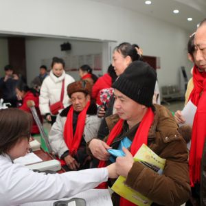 关爱贫困残疾人 人大代表在行动（图片新闻）