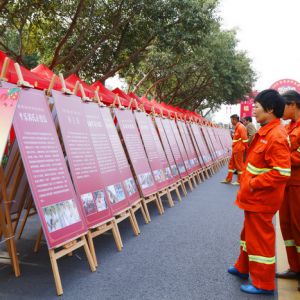 深圳举行为200名环卫工人迎新年写春联送祝福活动