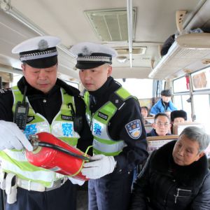 交巡警严保春运安全关（图片新闻）