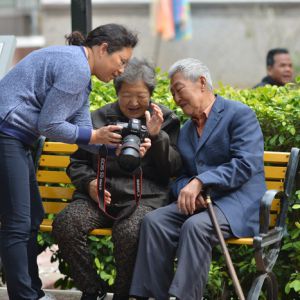 新春走基层：定格“幸福微笑”——珠海市摄影家协会为白莲社区居民拍全家福
