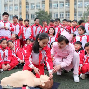校园普及急救知识（图片新闻）