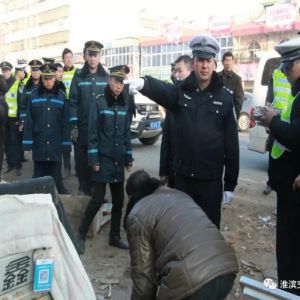 河南淮滨:集中优势兵力疏通道路“肠梗阻”（组图）