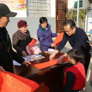 春节将至，河南省公安厅书法家到淮滨罗营写春联送祝福（组图）