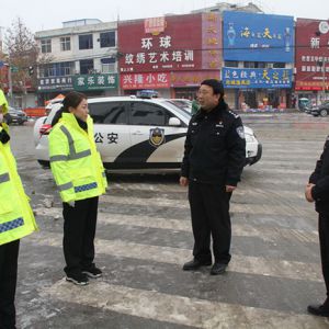 河南淮滨县公安局政委看望慰问春节期间坚守岗的公安民警（组图）