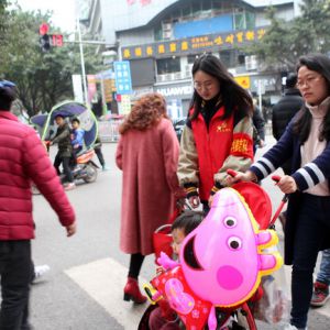 大学生志愿者开展交通安全劝导（图片新闻）
