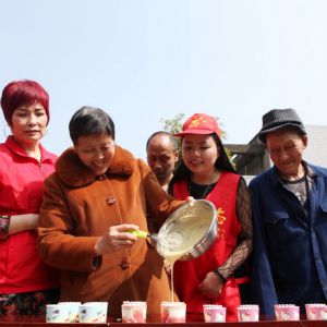 爱心烘焙 温暖老人（图片新闻）