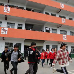 河南淮滨县固城派出所联合乡中学举行大型消防演练（组图）