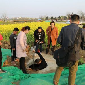 河南淮滨：一家大小齐上阵窨井里面救姥俩（组图）