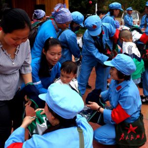 “红军”扶贫到苗乡