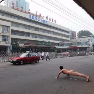 區志航丨《那一刻》“開胸驗肺”事件……