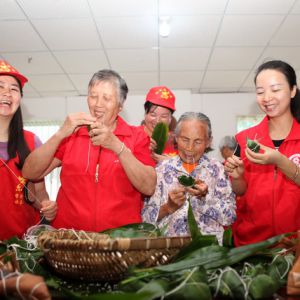 棕香四溢 其乐融融（图片新闻）