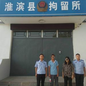 河南淮滨：夫妻二人阻碍交警执法双双被拘留（组图）