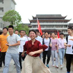 考生轻松笑容走出高考考场（图片新闻）