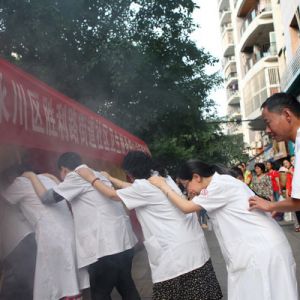 医务人员“逃生帐篷”体验消防逃生（图片新闻）