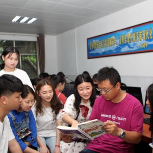 考生填报高考志愿（图片新闻）