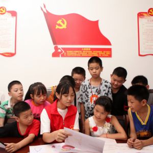 留守儿童开心过暑假（图片新闻）