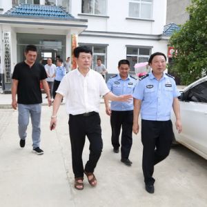 河南淮滨县公安局领导看望慰问三村驻村工作队员（组图）