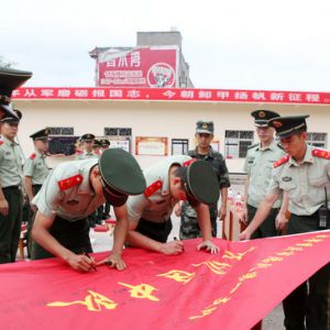 老兵泪别军营（图片新闻）
