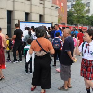 河南淮滨县实验小学秋季开学第一天秩序井然（组图）