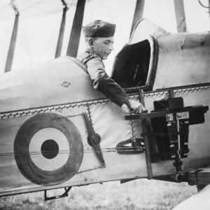 1916年——B.E.2c的飛行員操作的空中偵察照相機