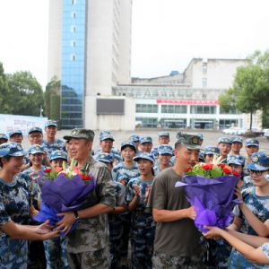 鲜花表敬意 节日送祝福（图片新闻）