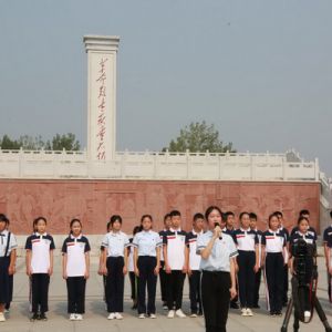 河南淮滨县实验学校组织团员缅怀革命先烈（组图）