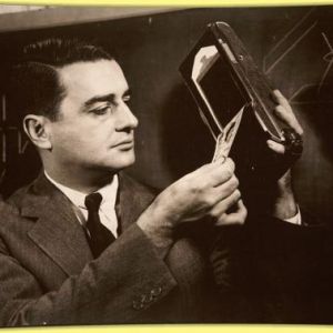 1948年——埃德溫·蘭德博士展示一款早期的寶麗來相機