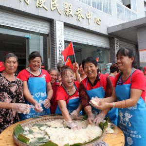 打糍粑品糍粑 开开心心迎中秋（图片新闻）