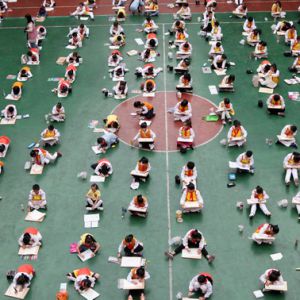 100名学生用画笔向祖国献礼（图片新闻）