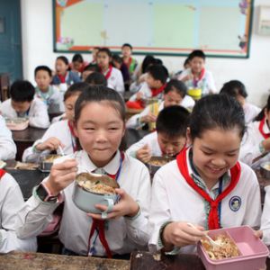 教育服务零距离 真情温暖贫困学生（图片新闻）