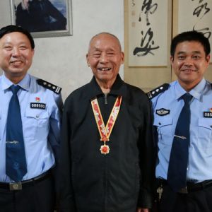 河南淮滨公安为离休干部送上新中国成立70周年纪念章 光荣啊！