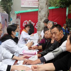 医务人员街头宣传精神卫生知识（图片新闻）