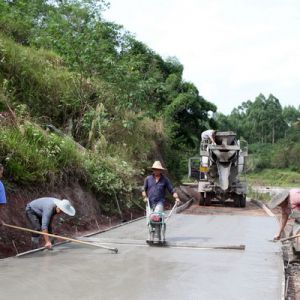 修建农村公路 缓解群众出行难