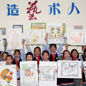 小学生巧手绘制生肖邮票（图片新闻）