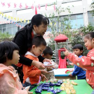 幼儿园赶场日 萌娃购物乐融融（图片新闻）