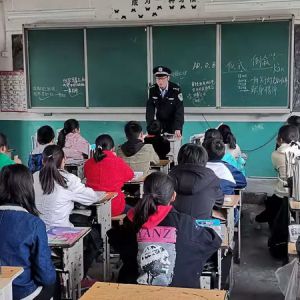河南淮滨县谷堆派出所开展交通安全教育活动（图）
