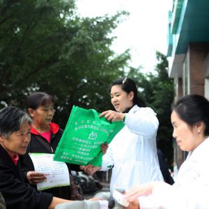 医务人员街头宣传脑卒中知识（图片新闻）