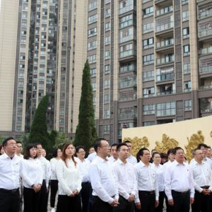 祭奠革命先烈 重温入党誓词（图片新闻）