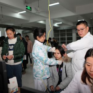 千名助学贷款学生免费健康体检（图片新闻）