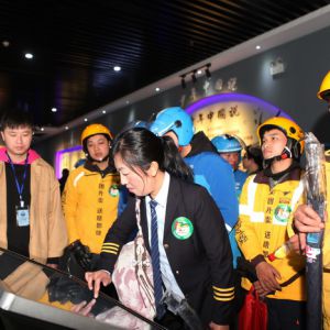 守规则除隐患 安全文明出行（图片新闻）