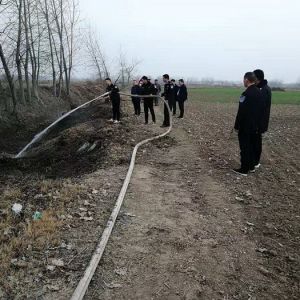 河南淮滨县新里派出所民警奋力灭火除险情（图）