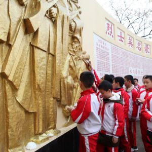 小学生公祭南京大屠杀无辜死难者（图片新闻）