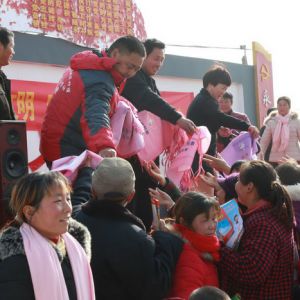 河南淮滨双军合作社给乡邻送上冬天里的温暖（组图）